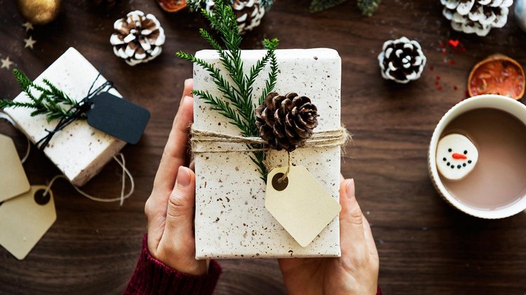 emballage cadeau original pour Noël avec pomme de pin papier kraft idée naturelle chic