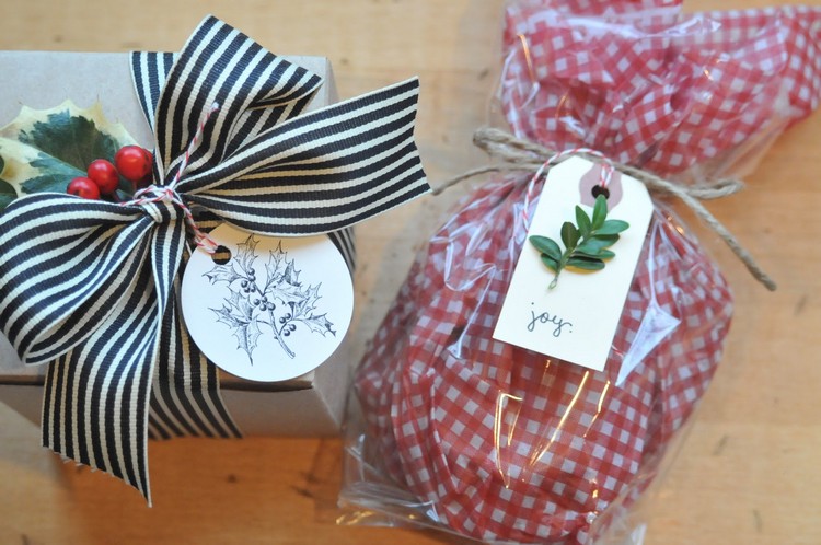 emballage cadeau original pour Noël en papier kraft et plastique ruban étiquette cadeaux