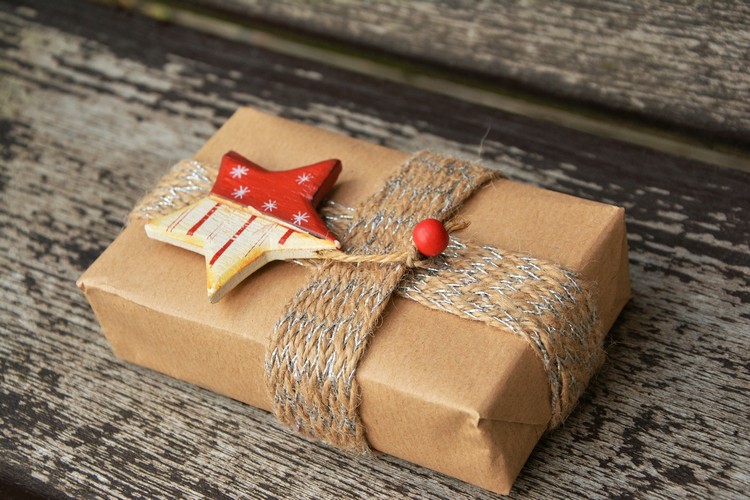 emballage cadeau original pour Noël en papier kraft motif étoile bois toile de Jude