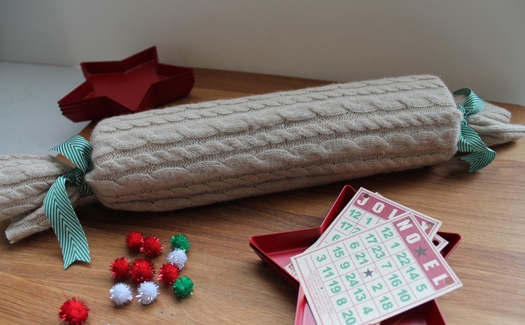emballage cadeau original pour Noël forme bonbon en tissu ruban fruits rouges