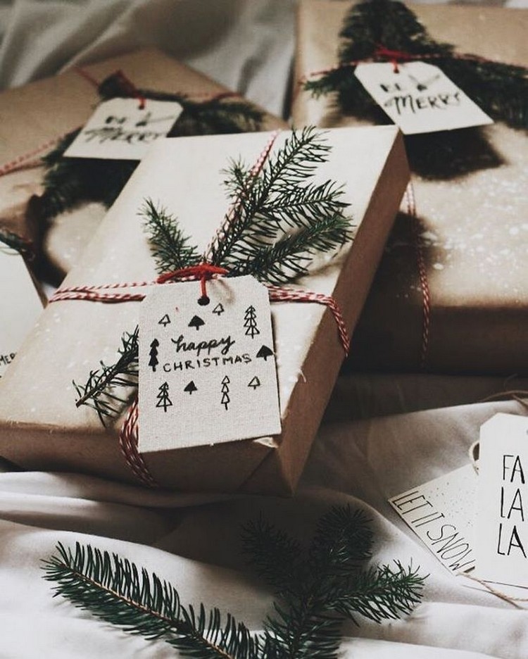 emballage cadeau original pour Noël idée fabriquée soi-même piochée en ligne papier kraft étiquette cadeaux créative