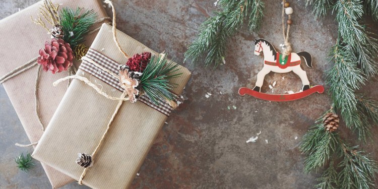 emballage cadeau original pour Noël matériaux naturels emballage papier kraft ruban carré fruits rouges branche arbre