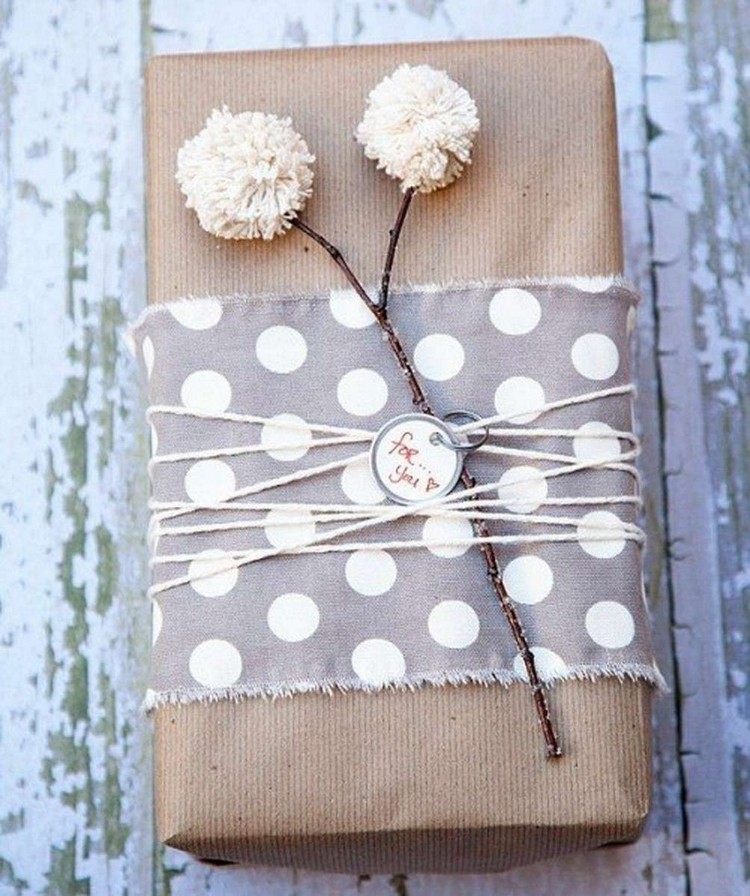 emballage cadeau original pour Noël papier kraft lin ficelle décorative branche