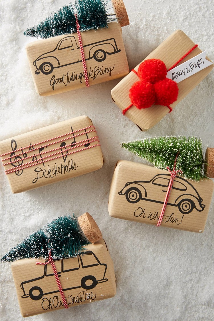 emballage cadeau original pour Noël papier kraft petits sapins décoratifs idée DIY