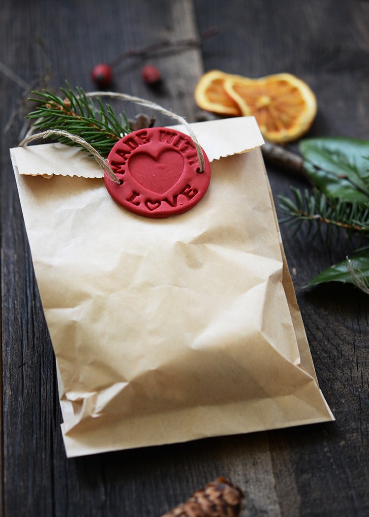 emballage cadeau original pour Noël paquet en papier matériaux éco fruits rouges branche sapin fruits séchés