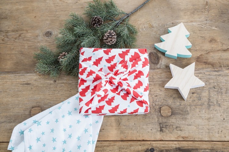 emballage cadeau original pour Noël tuto furoshiki art emballage japonais matériaux écologiques