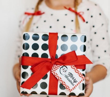 etiquette Noel imprimer decoration cadeaux ruban rouge papier emballage blanc pois noirs