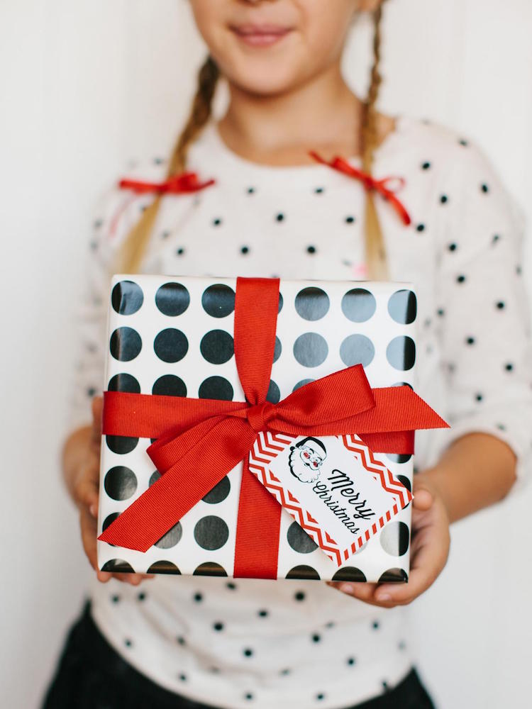 etiquette Noel imprimer decoration cadeaux ruban rouge papier emballage blanc pois noirs
