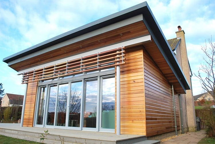 extension maison en bois optimisation espace revêtement petite terrasse extérieur