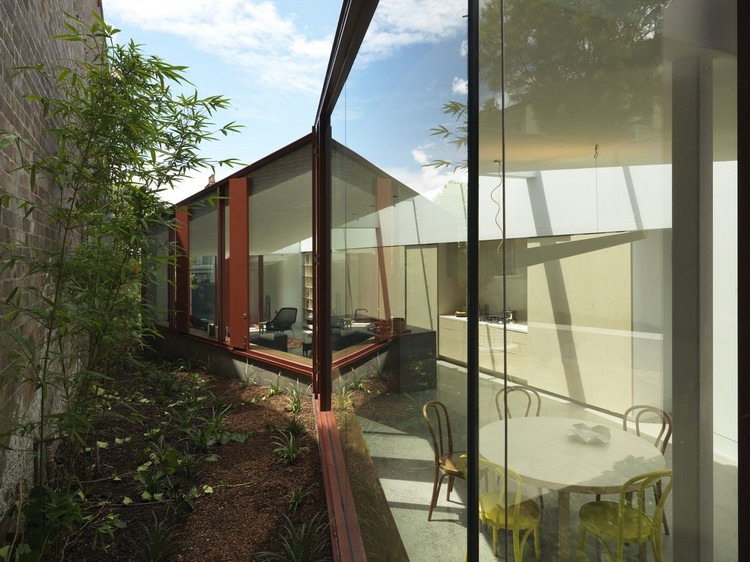 extension maison en bois vitres sol plafond tendance design extérieur