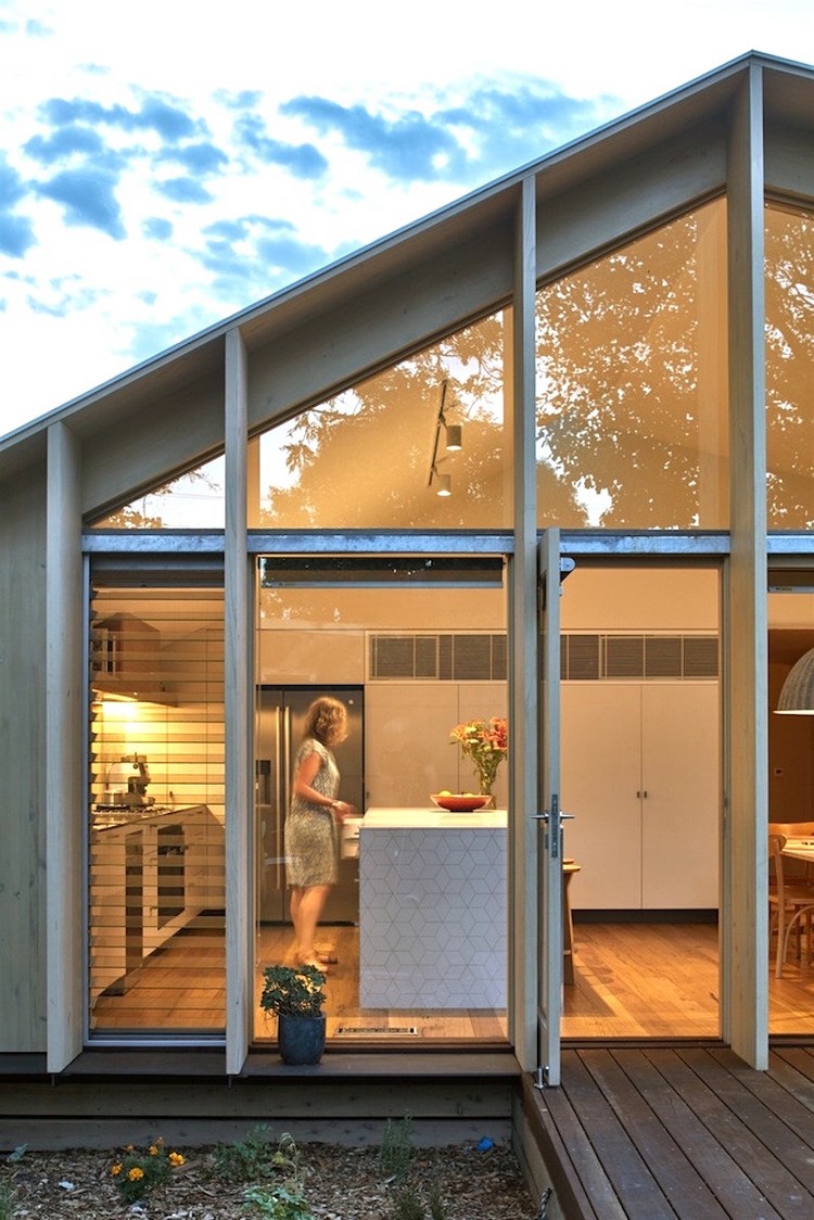 extension maison en verre sol bois fenêtres sur mesure design contemporain cuisine supplémentaire