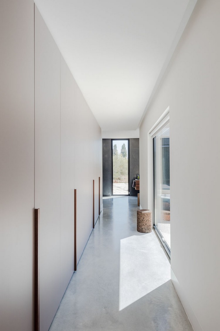 fenêtre sur mesure couloir longue style épuré blanc béton ciré