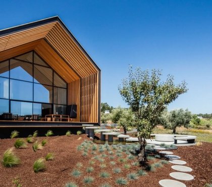 fenêtre sur mesure suivant forme toit design pentagonal maison architecte portugaise style épuré bois