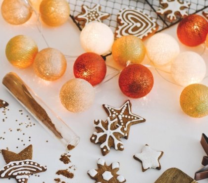 guirlande lumineuse boule coton blanc orange dore biscuits Noel