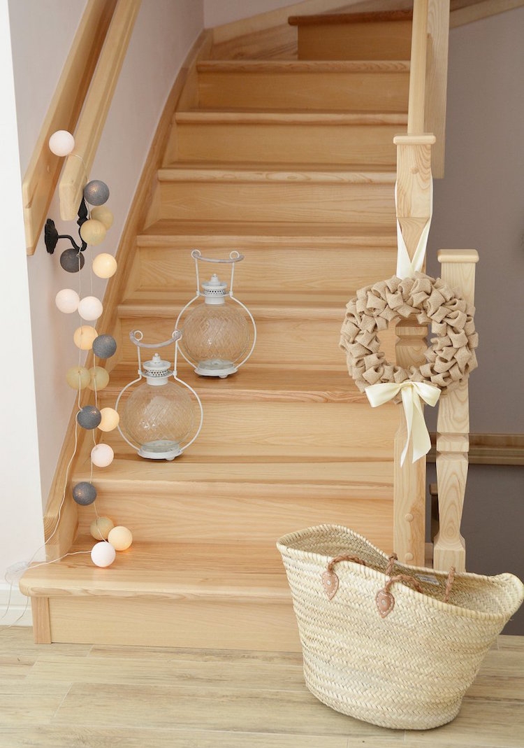 guirlande lumineuse boule coton decoration escalier couronne toile jute