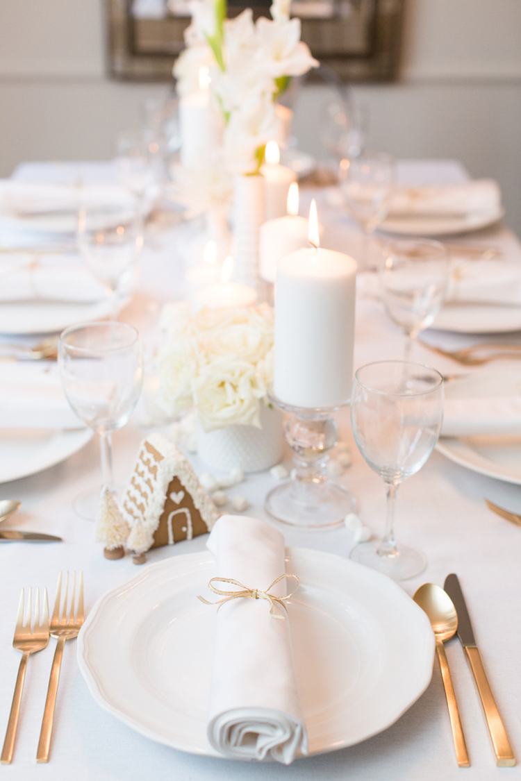 idée de décoration de table Noel blanche couverts dorés