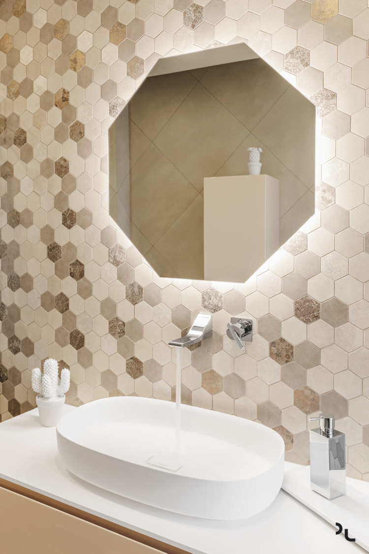 mosaique hexagonale salle bain miroir octogone