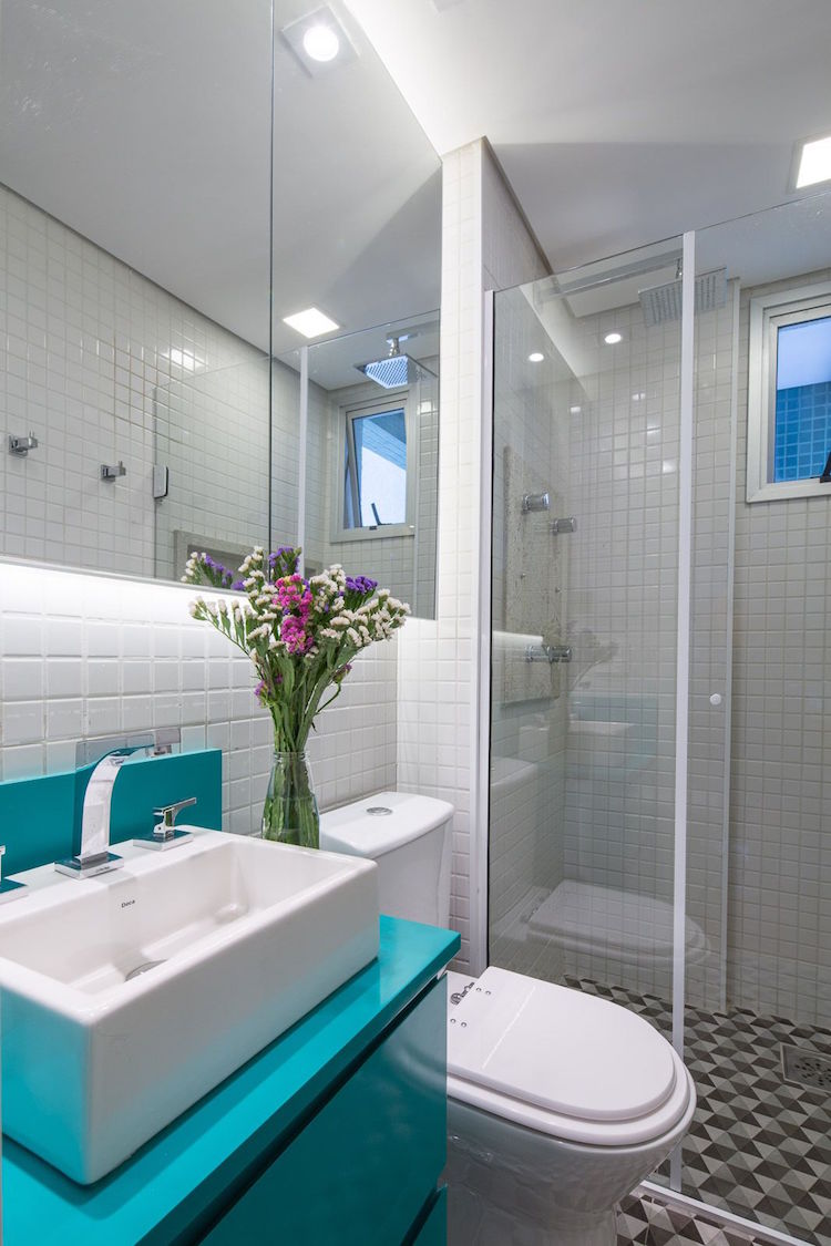 petite salle de bain blanche meuble vasque turquoise