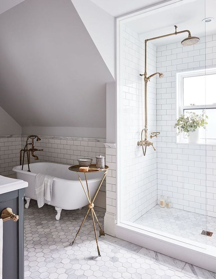 petite salle de bain blanche sous combles style retro moderne