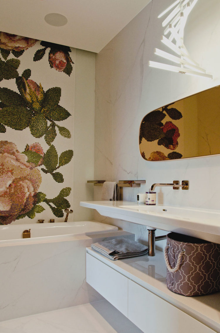 petite salle de bain carrelage imitation marbre blanc mosaique decorative motif rose