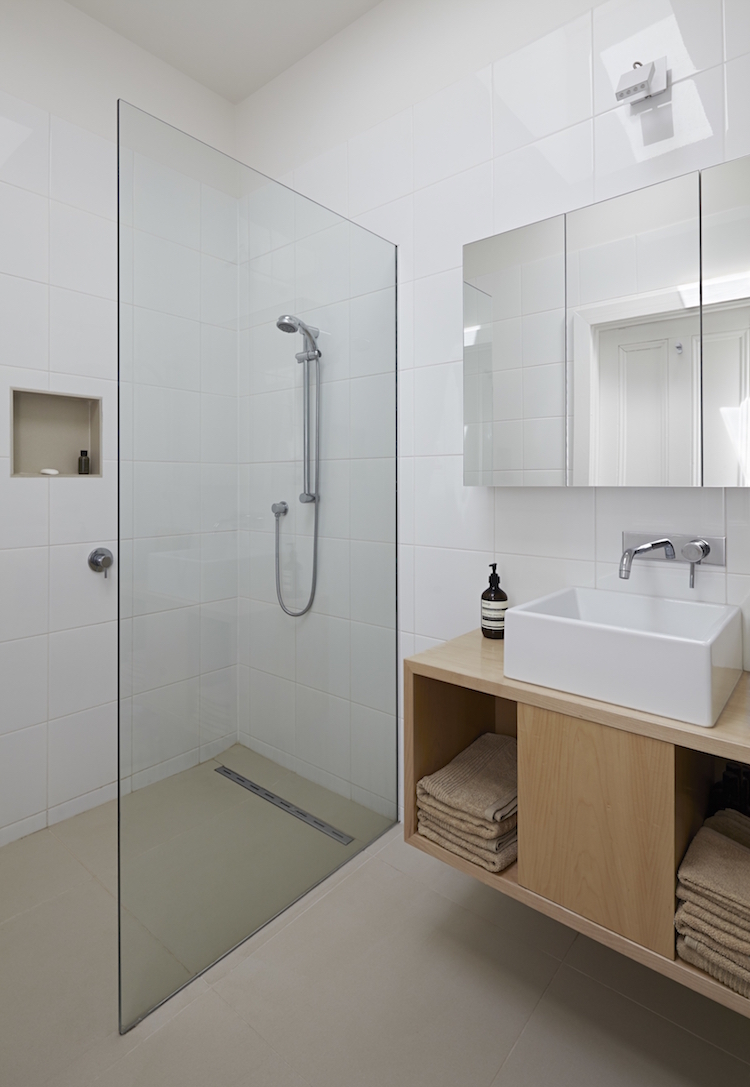 petite salle de bain meuble vasque bois douche italienne
