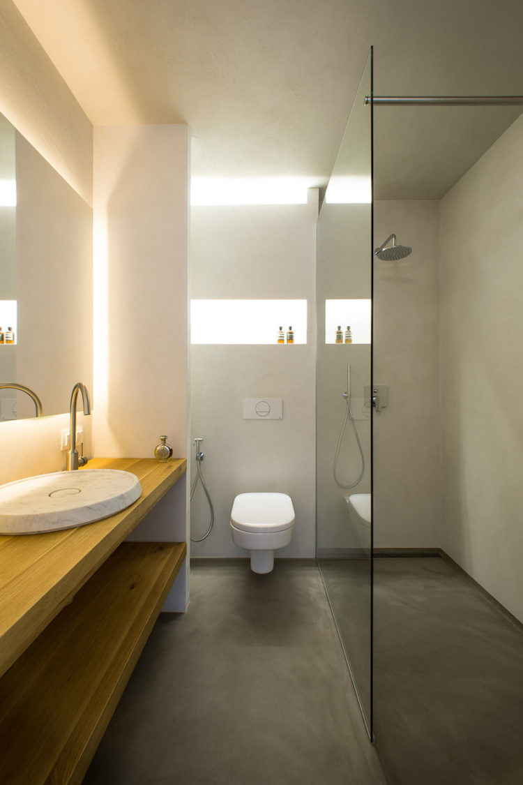 petite salle de bain minimaliste sol beton meuble vasque bois etagere