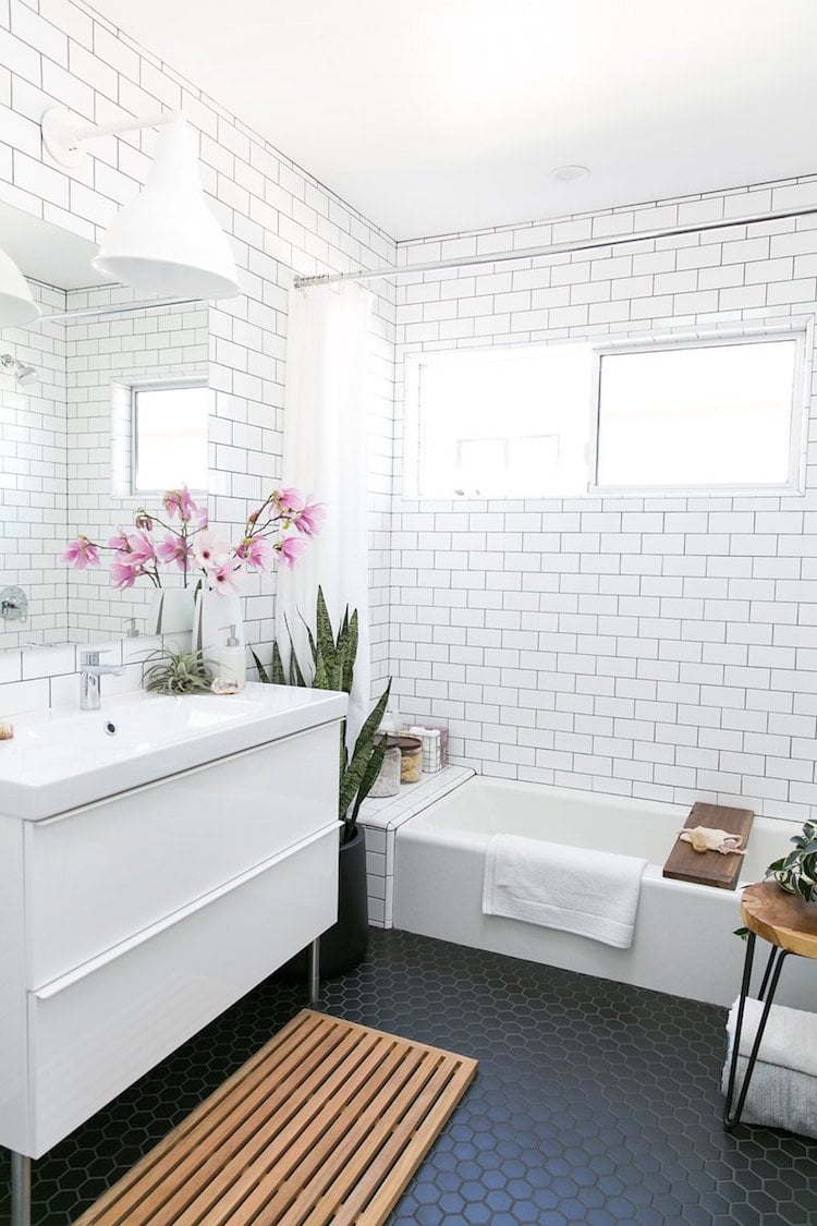 petite salle de bain moderne blanche carrelage metro mosaique hexagonale deco plantes