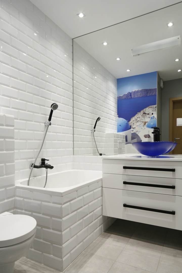 petite salle de bain moderne blanche deco bleue