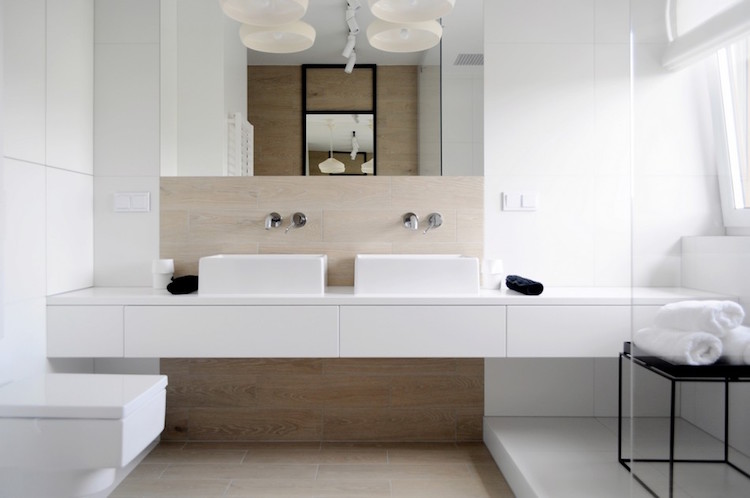 petite salle de bain moderne blanche lumineuse douche italienne rangements gain de place
