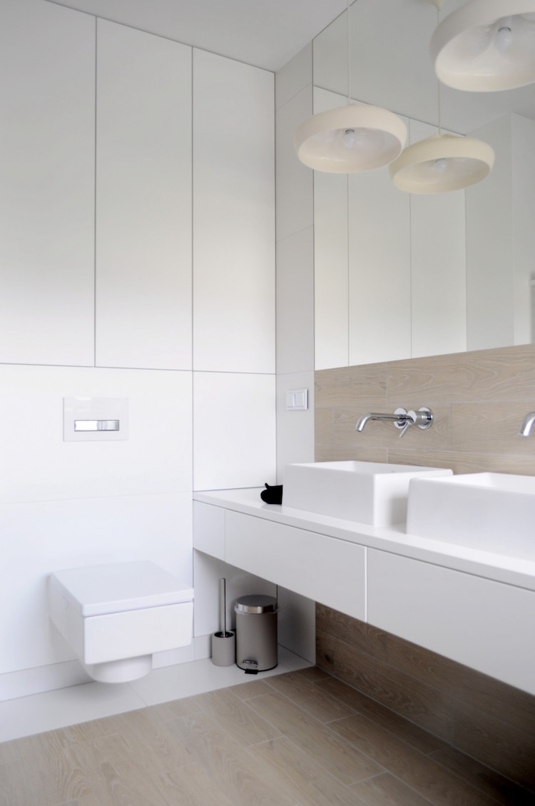 petite salle de bain moderne blanche rangements intelligents