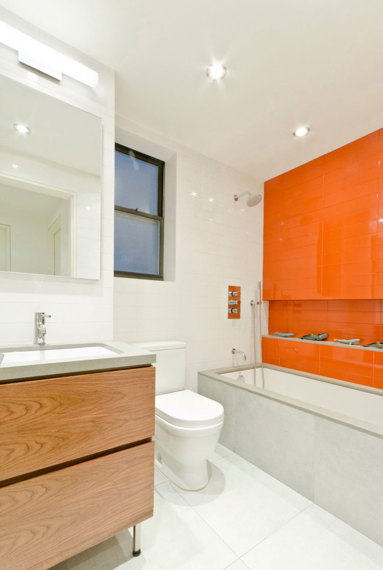 petite salle de bain moderne blanche rangements orange