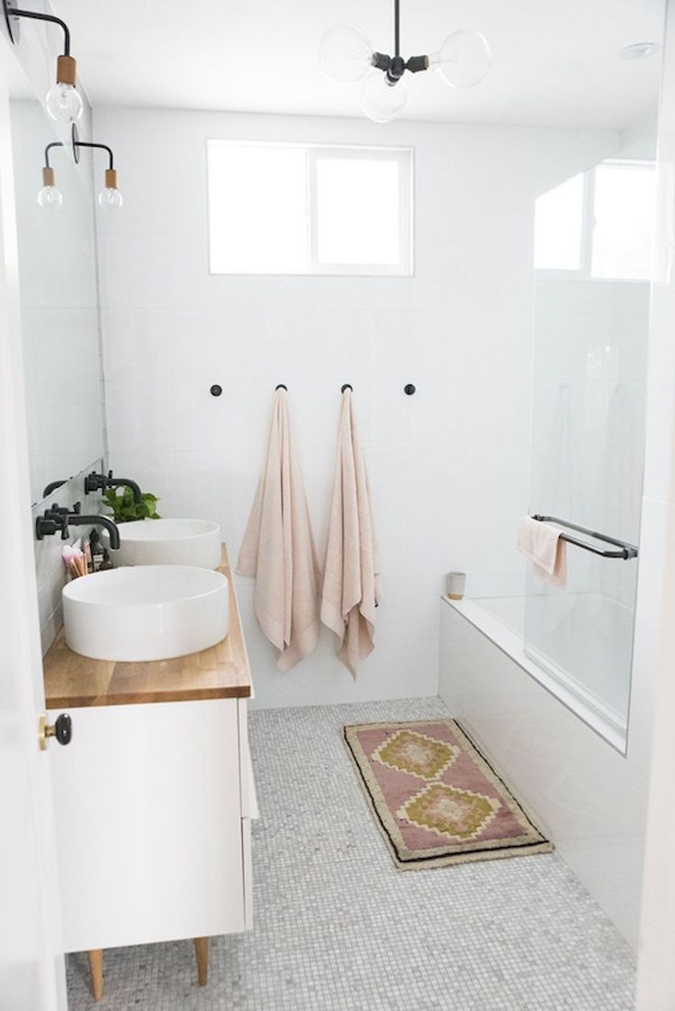 petite salle de bain moderne blanche style scandinave tapis deocratif deco bois
