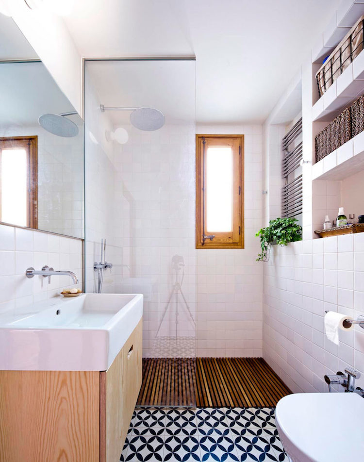 petite salle de bain moderne carrelage decoratif caillebotis bois douche italienne