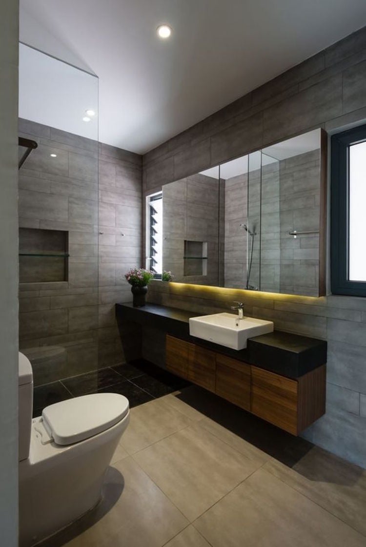 petite salle de bain moderne carrelage gris meuble vasque bois miroir retroeclaire
