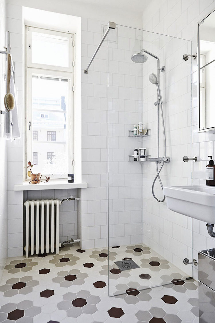 petite salle de bain moderne carrelage hexagonal douche italienne paroi verre