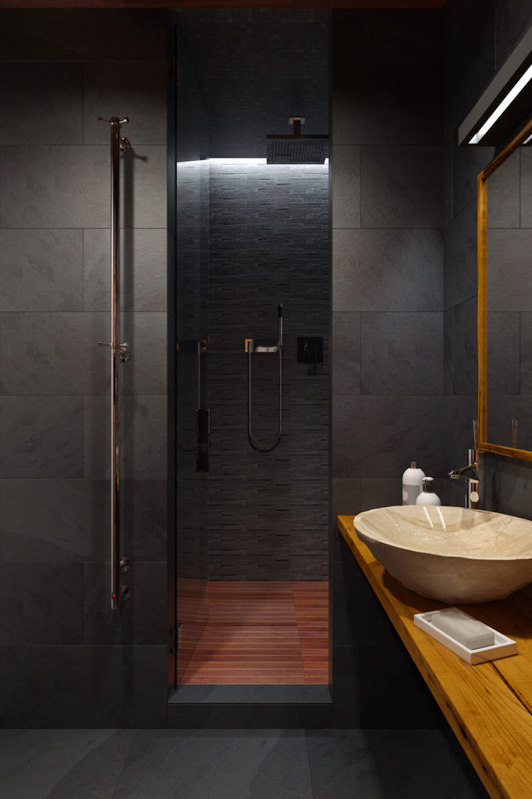 petite salle de bain moderne carrelage imitation pierre noire meuble vasque bois