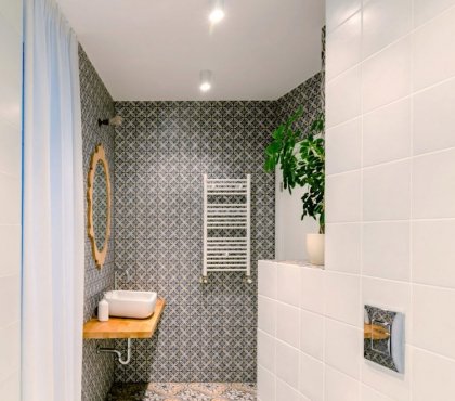 petite salle de bain moderne carrelage motifs plan vasque bois