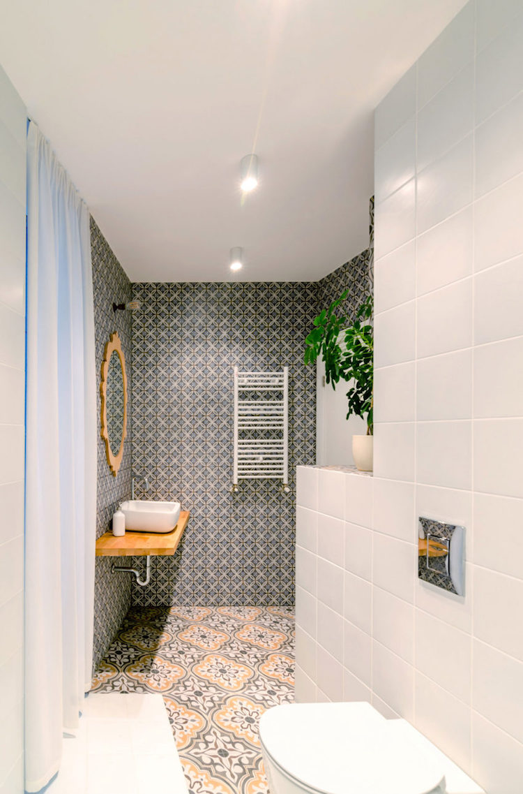 petite salle de bain moderne carrelage motifs plan vasque bois