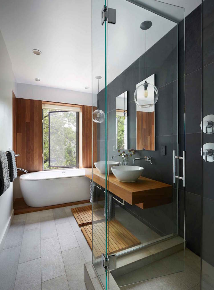 petite salle de bain moderne carrelage noir meuble vasque bois paroi douche verre
