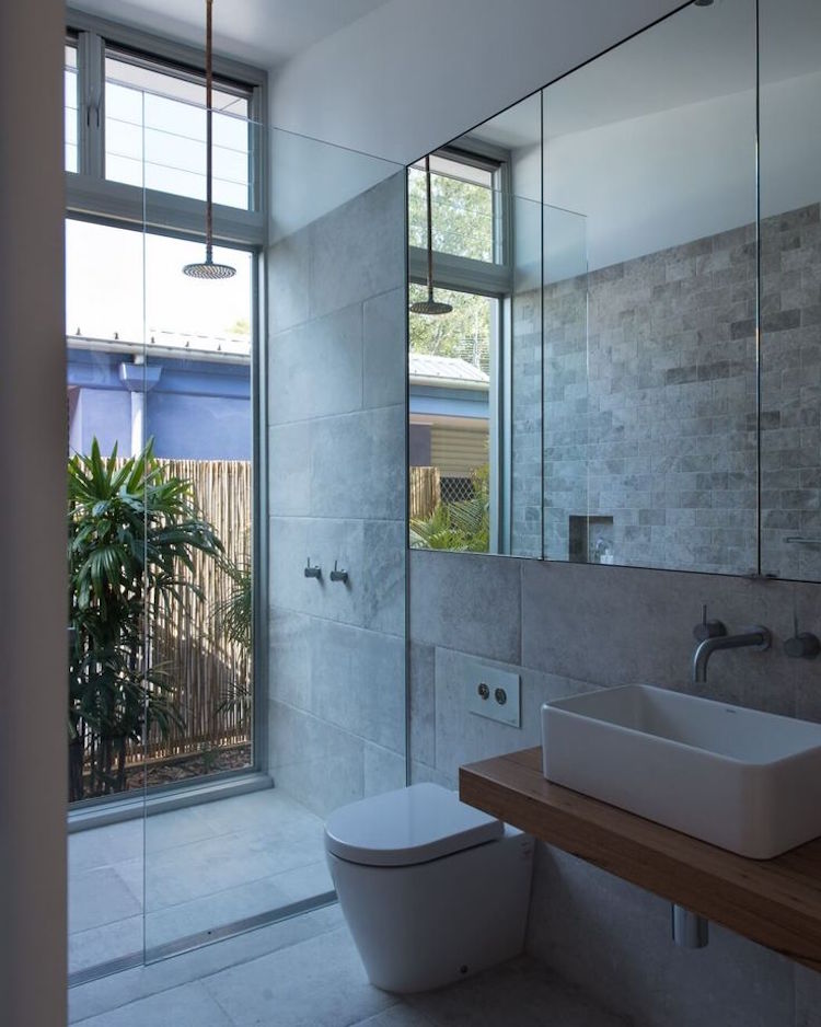 petite salle de bain moderne carrelage pierre douche italienne paroi douche verre
