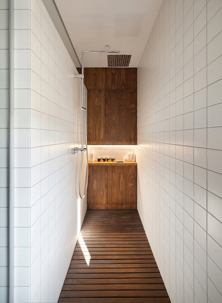 petite salle de bain moderne carrelage retro blanc receveur douche boisrangements bois sur mesure