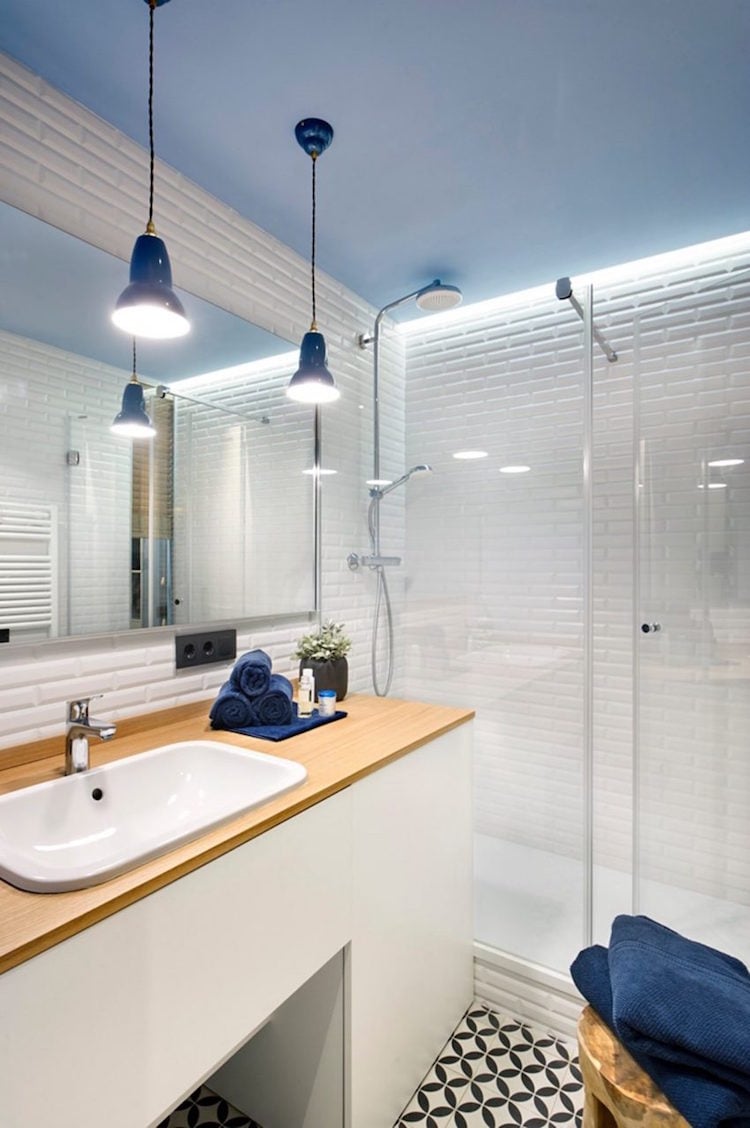 petite salle de bain moderne carrelage style metro douche italienne eclairage indirect