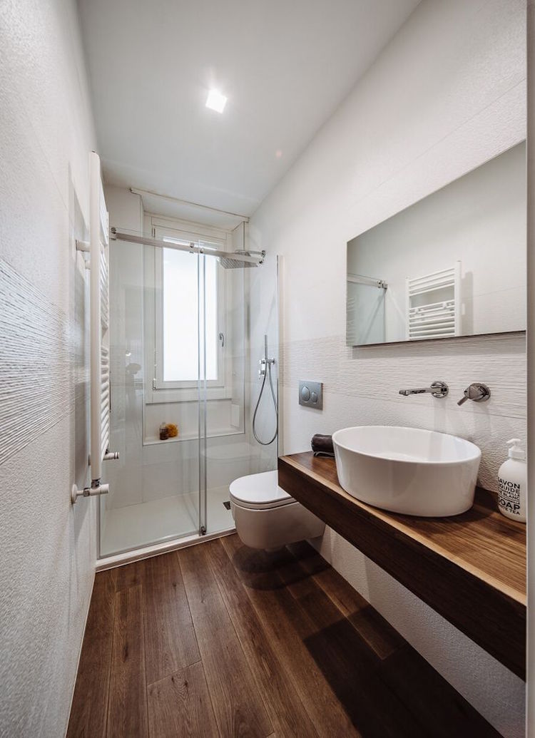 petite salle de bain moderne deco blanc bois