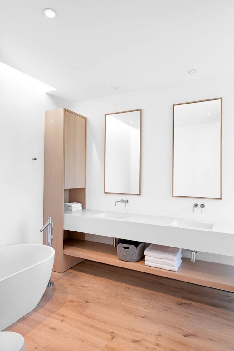 petite salle de bain moderne lumineuse plancher bois rangements bois