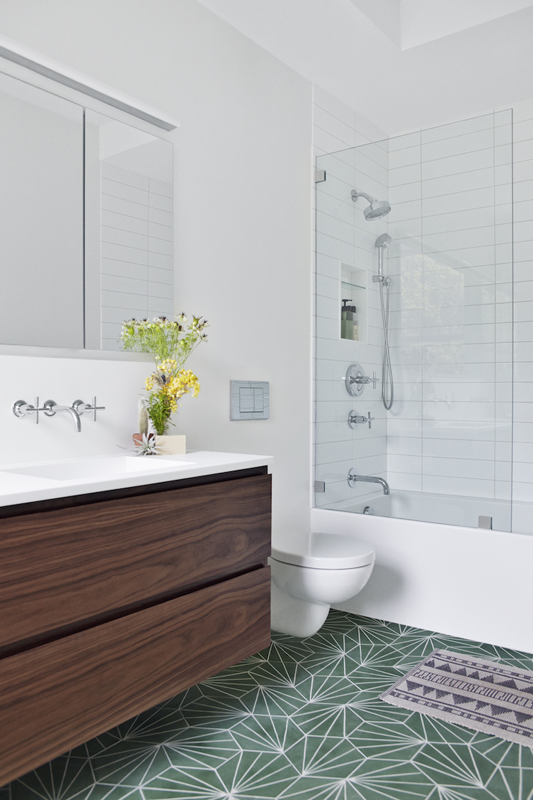 petite salle de bain moderne meuble lavabo bois sol resine decoratif