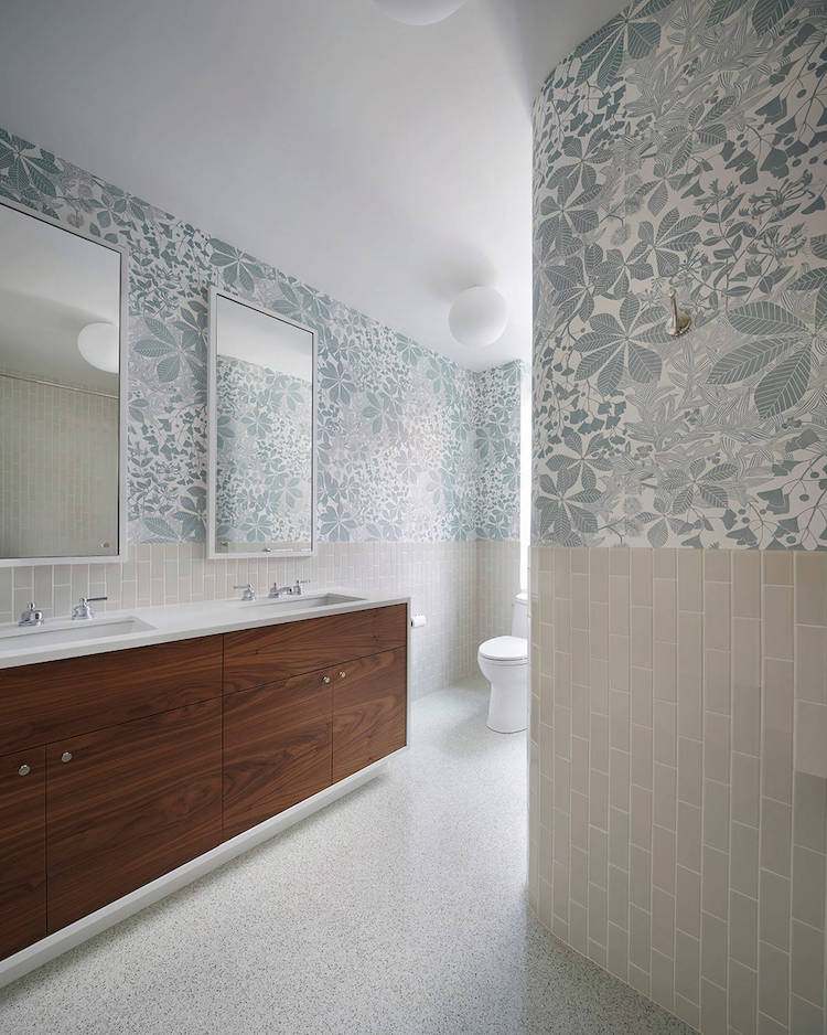 petite salle de bain moderne papier peint motifs meuble lavabo bois massif