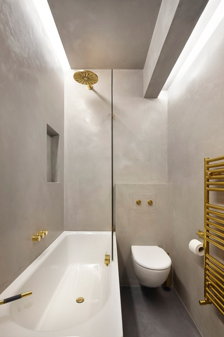 petite salle de bain moderne peinture effet beton cire bqignoire douche tuyauterie dore