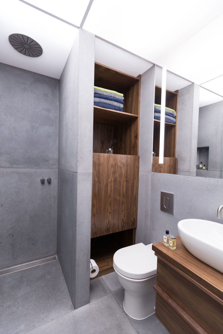 petite salle de bain moderne peinture effet beton rangements bois