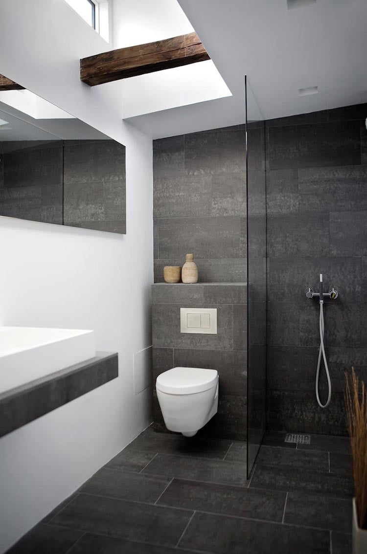 petite salle de bain moderne sombre carrelage imitation pierre grise