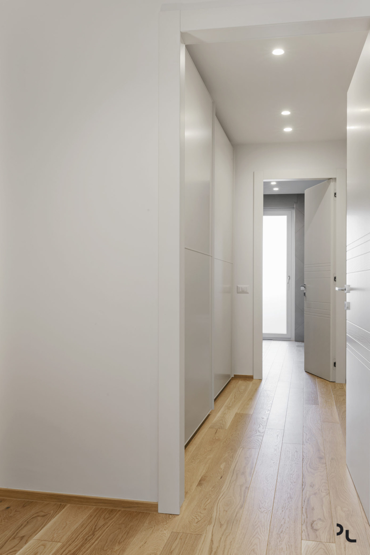 revetement bois plancher bois couloir blanc minimaliste